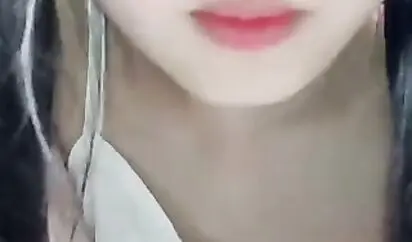 直播平台非常漂亮水嫩的小美女收费大秀 颜值高身材瘦瘦 激情自慰十分诱人