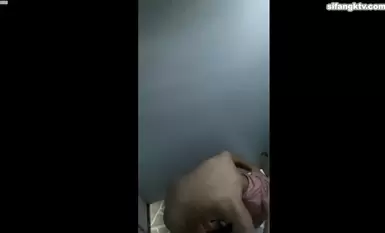 海邊隔板浴室偷窺各種小姐姐 撒尿沖涼換衣服 被發現還繼續拍(13)