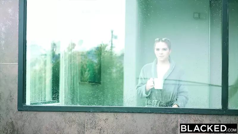 黑色曲線的金發女郎與已婚的發生秘密性關係