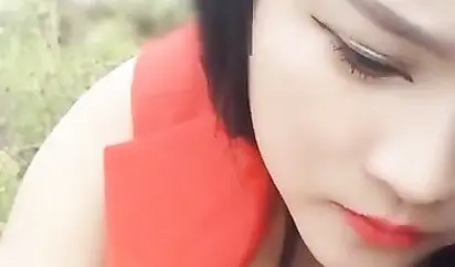 大神HD直播豪乳美女主播莎莎和帅哥小树林打野战和狼友探讨性经验