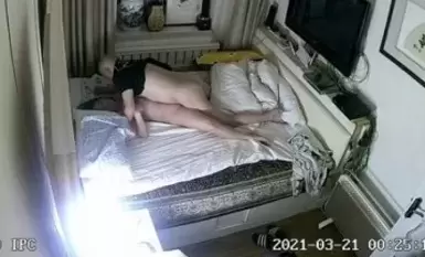 真实家庭摄像头破解偷拍 罕见的一幕 老哥魅力十足 操完母亲操女儿