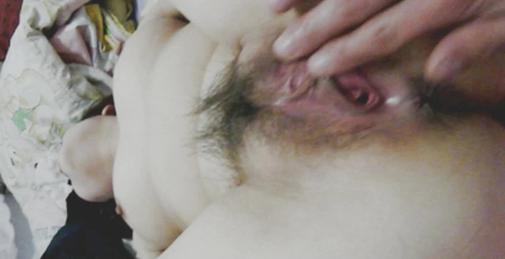 舔她淫穴 再扣她淫穴 刺激尖叫让人可射