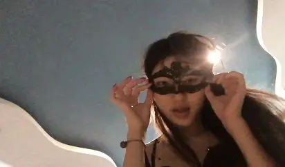 家境不错的大鸡巴哥餐厅搭讪个正在玩手机的妹子回家啪啪