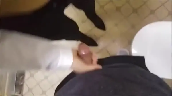 波哥盛世大厦和刚下班的银行小白领在洗手间一边和王经理打电话一边开草