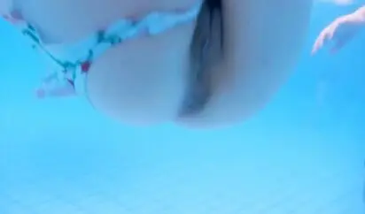 温泉激情夜 和骚浪小情人玩刺激温泉里干一炮 裹爽了直接无套骑上来不停套弄骑乘 这样操真刺激版