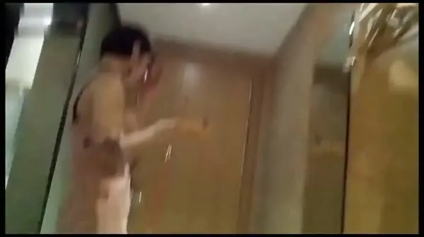 性感漂亮的短发外围美女酒店服务时脾气有点大不是很配合被男的各姿势干的时间太久生气了 完事后立马走了