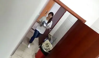 中午潜入某大厦写字楼女厕偷窥白领小姐姐嘘嘘年纪骚大的应该是领导