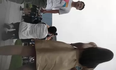 大神網紅打卡地尾隨偷拍美女裙底風光 黃色連衣裙極品氣質美女毛漏出來特別多 白色丁字褲