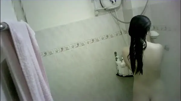 老婆上夜班浴室偷放摄像头偷窥小姨子洗澡