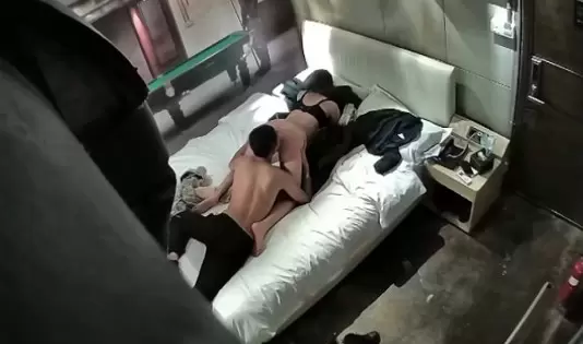 偷拍系列-白床大屏幕主题_可爱小情侣 精力旺盛直接扒了全部衣服