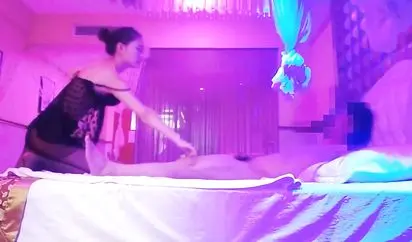 打完折后1500元选了位性感高挑的美女 还没服务完就忍不住抱着操了 这钱花的值