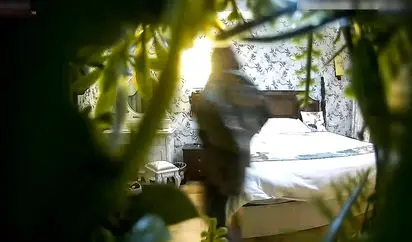 年轻漂亮的翘臀短发美女还在接男友电话就被小情人拉掉裤子各种高难度姿势猛插 阴毛旺的像森林一样