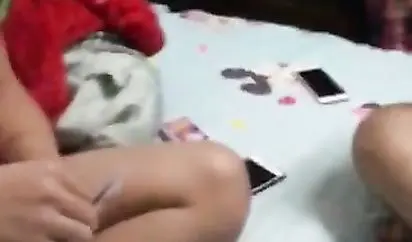 霸气斗地主网红小美眉和3个老铁玩裸体斗地主输了要被拔毛毛