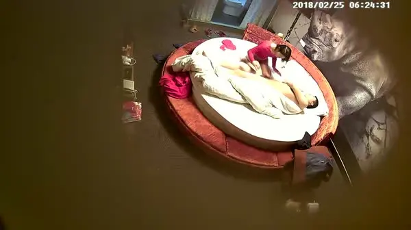 喷血推荐-圆床房偷拍文艺气质范的大学美女进房间就被猥琐男迫不及待扒光衣服操 第2次还边干边用手机拍摄 .MP4