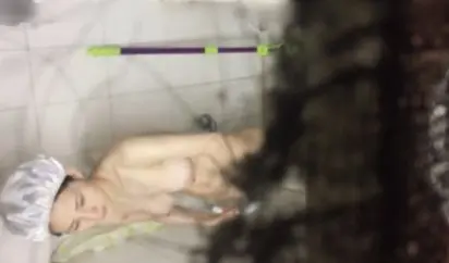 窗户洞中偷窥大波正妹洗澡下面逼痒痒吧不停搓了很久还一边和男朋友聊天普通话对白