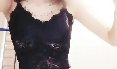 两个样子很萌的零零后艺校美眉下海黄播捞钱大奶子样子像热巴的妹子下面非常嫩貌似还没被草过