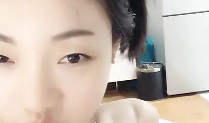 逼逼粉嫩骚气少妇酒店漏奶漏逼秀 掰开嫩逼厕所尿尿毛毛刮了 很是诱惑喜欢不要错过