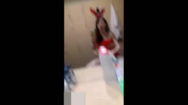 本土蛮劲爆的小明星化妆间与男友激情啪啪