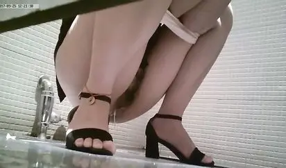 厕拍全景职业装高跟美女玩手机蹲这么久脚不麻么