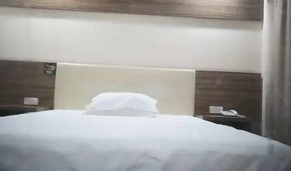 《老表酒店会所探花》威猛小哥手机选秀挑妹子颜值还可以的会所小姐打桩式暴力插