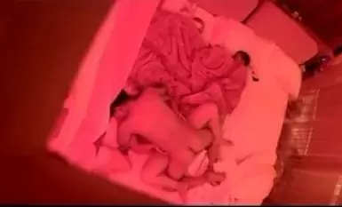 酒店客房偷拍到罕见一幕 一对夫妇带着两个娃睡觉 趁两个娃睡着的空隙 忍不住做爱 动作还挺激烈 就不怕他们醒了吗