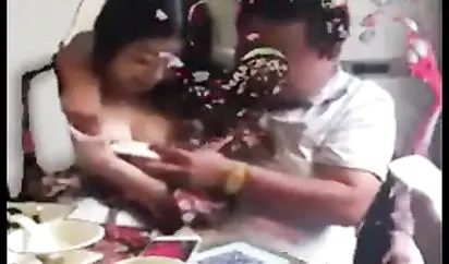 XX局长饭局上吃饱喝足叫来小情人当众人面骑坐身上啪啪 欲脱衣摸乳给众人看 超震撼 完美露脸