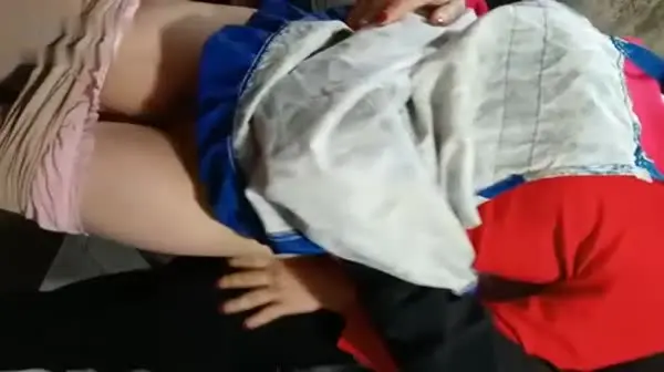 去工友家里玩工友外出不在 和他在厨房正在做饭的骚老婆搞起骚货那饥渴样平时肯定没吃饱过