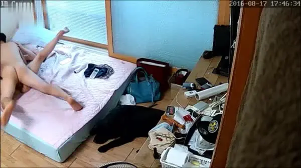 H客网络摄像头破解偸拍2连发肚子挺大的孕期少妇被项链老公啪啪内射进出有力速度很猛的小两口激情打炮