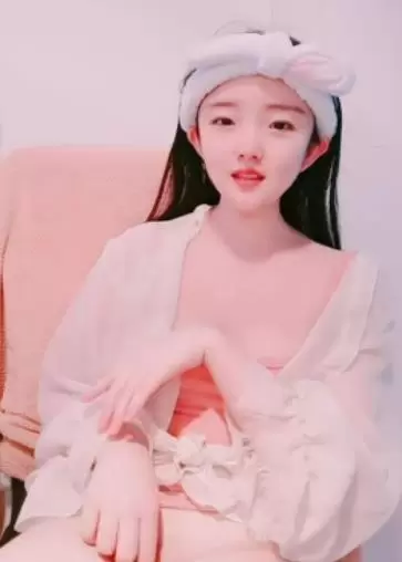 甜美呆萌美少女 没穿内裤一线天肥穴 手指抽插扣弄 手法非常熟练 呻吟嗲嗲好听