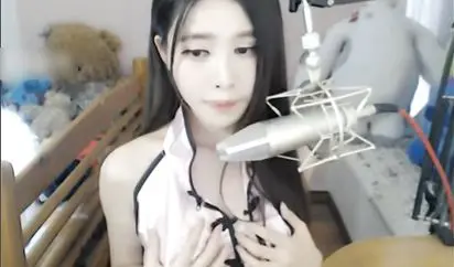 大尺度的直播视频恰到好处的一对浑圆双乳下面毛毛性感诱人