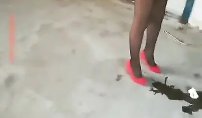 网红演绎美少妇尿急误入荒废工地小便被色保安抓住非法禁锢淫猥吹箫才让走对白有趣