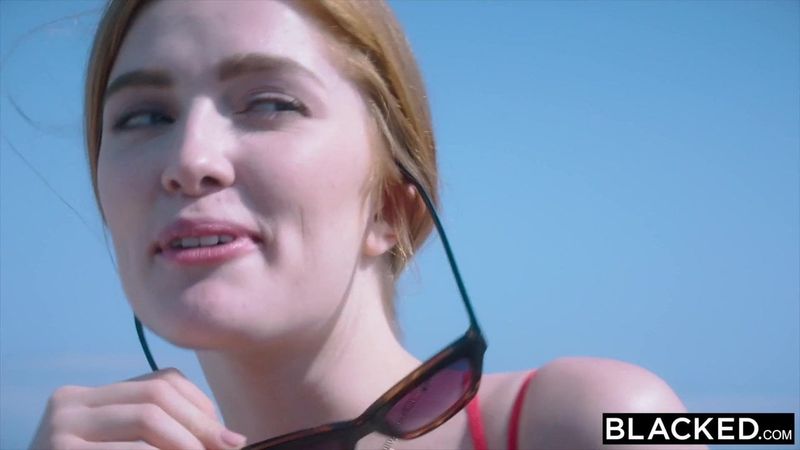 她的白人男友不知道她有什麼